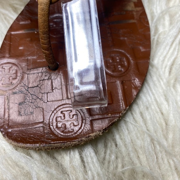 Tory Burch Thora Tan Tumbled Leather Gold Logo Flip Flop Thong Sandal - Picture 3 of 9